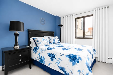 Downtown condo, walk to BMO/Stampede, free parking