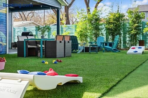 Austin Oasis Spacious 4BR Retreat with Hot Tub Cowboy Pool and Infrared Sauna - Austin