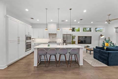 [Kitchen] Fully stocked & equipped