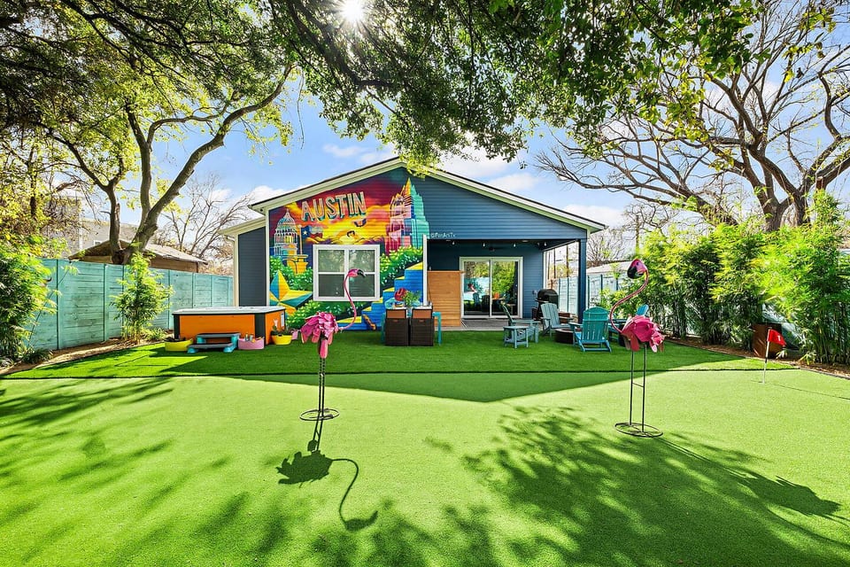 Austin Oasis Spacious 4BR Retreat with Hot Tub Cowboy Pool and Infrared Sauna Perfect for Families and Bachelorettes - Austin