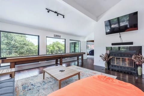 Hill Country Escape 5BR Sleeps 12 Pool Hot Tub