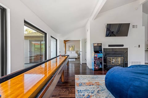 Hill Country Escape 5BR Sleeps 12 Pool Hot Tub