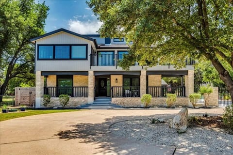 Hill Country Escape 5BR Sleeps 12 Pool Hot Tub