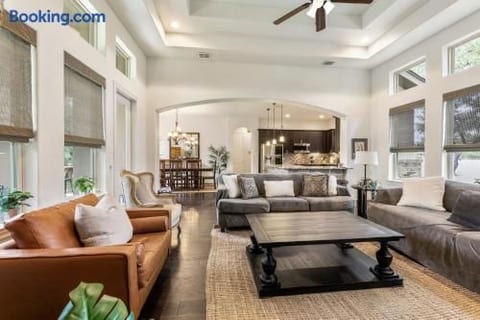 4 minutes from Canyon Lake with Jacuzzi, BBQ, Firepit, 1GbpWifi, and More
