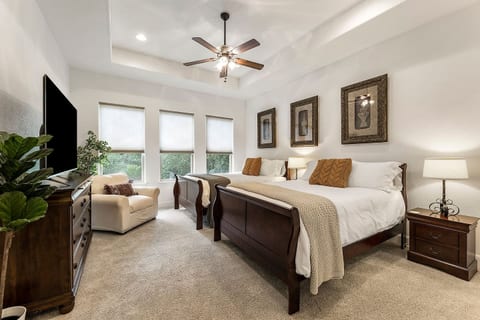 [Master bedroom] 2 Queen beds & 65" smart TV