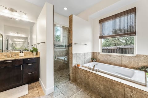 [Bathroom #1] Plenty of warm water & great shower pressure!

