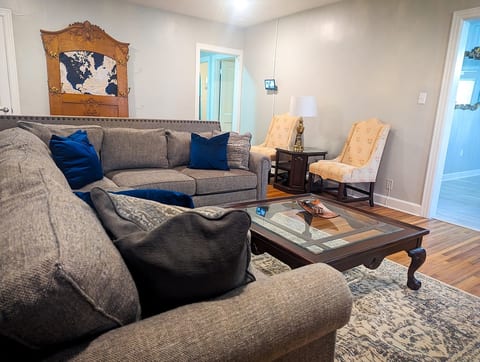 Midtown Manor - Minutes from Hospitals & The Univ.