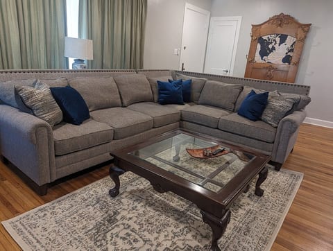 Midtown Manor - Minutes from Hospitals & The Univ.