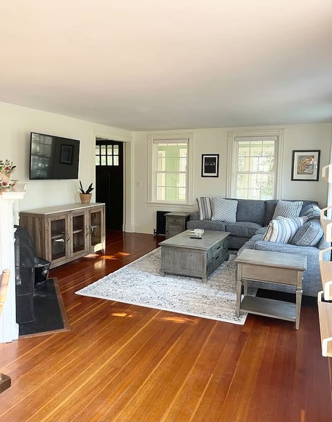 Quissett Landing | Sleeps 12 | Walk to The Knob