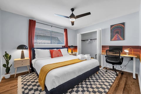 Step back in time with this groovy 1970s-inspired bedroom and workspace combo!
