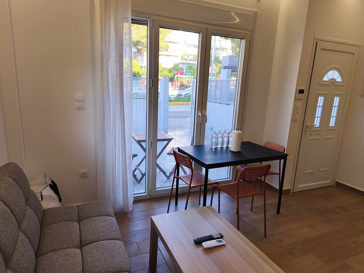 Bright apt with private patio - 7 minutes to Metro image 1