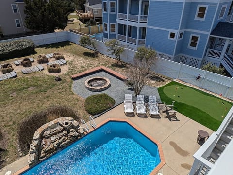 Backyard FUN! Pool/hot tub/putting green/fire pit!