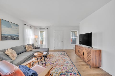 The Polk House | Curated 4BR Near NoDa & Uptown image 2