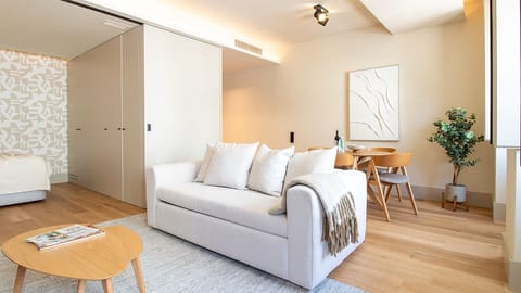 Bright, inviting, and with a touch of elegance, this stylish living area blends comfort and design seamlessly. The perfect space for both relaxation and enjoying a meal with a view. #PortoLiving #ModernStyle #UrbanRetreat