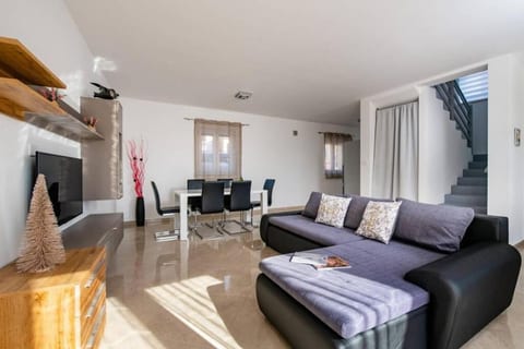 House Ester - Unit 378646-13