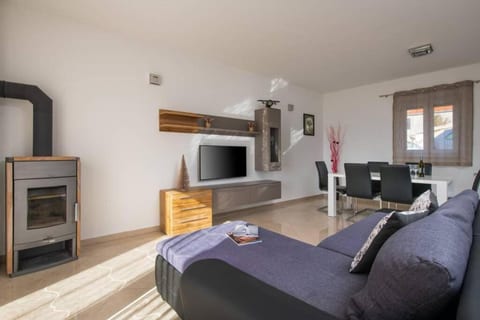 House Ester - Unit 378646-13