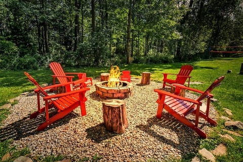 Spacious Retreat • Fire Pit • Sleeps 8 image 1