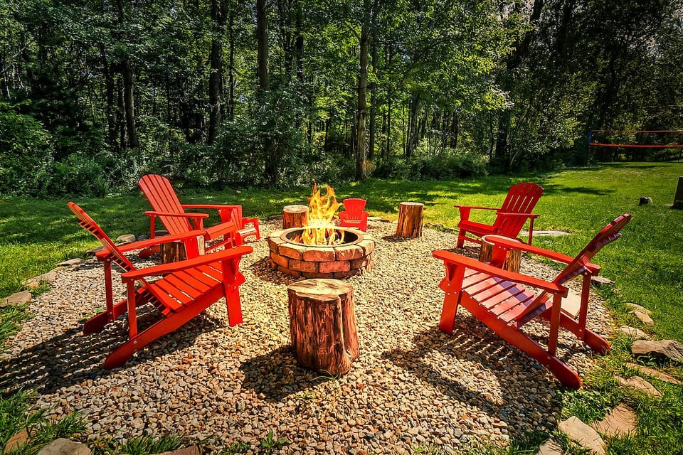 Spacious Retreat • Fire Pit • Sleeps 8 image 1