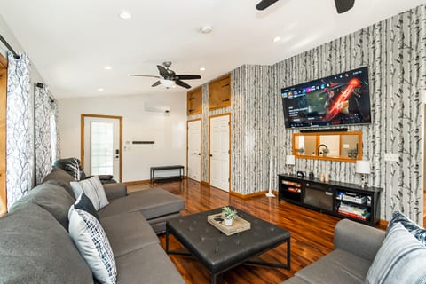 Spacious Retreat • Fire Pit • Sleeps 8