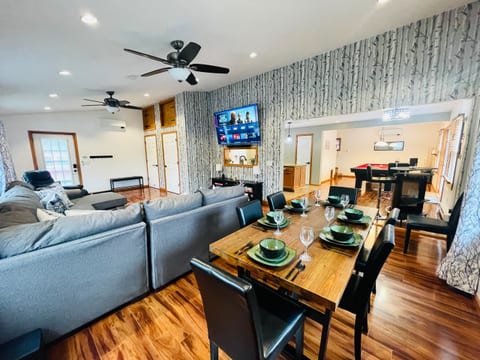 Spacious Retreat • Fire Pit • Sleeps 8