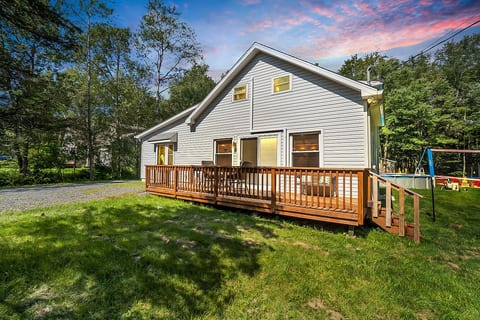 Spacious Retreat • Fire Pit • Sleeps 8 image 2