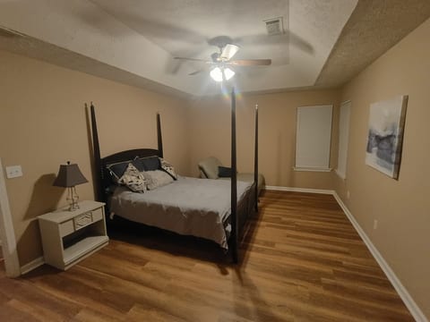 Quiet Corner Home Accessible to 675/75/285 HWY