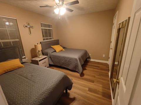 Quiet Corner Home Accessible to 675/75/285 HWY