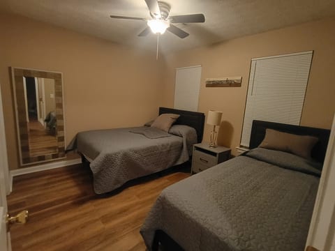 Quiet Corner Home Accessible to 675/75/285 HWY