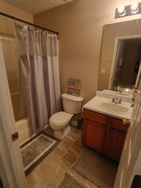 Quiet Corner Home Accessible to 675/75/285 HWY