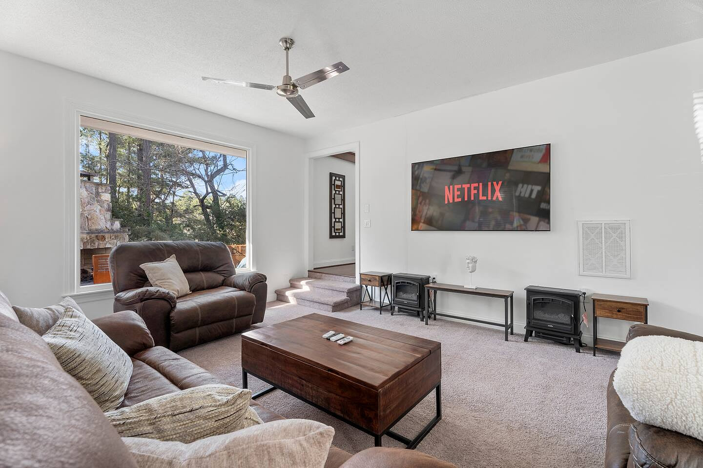 Hot Tub Oasis: Relaxing and Spacious Home