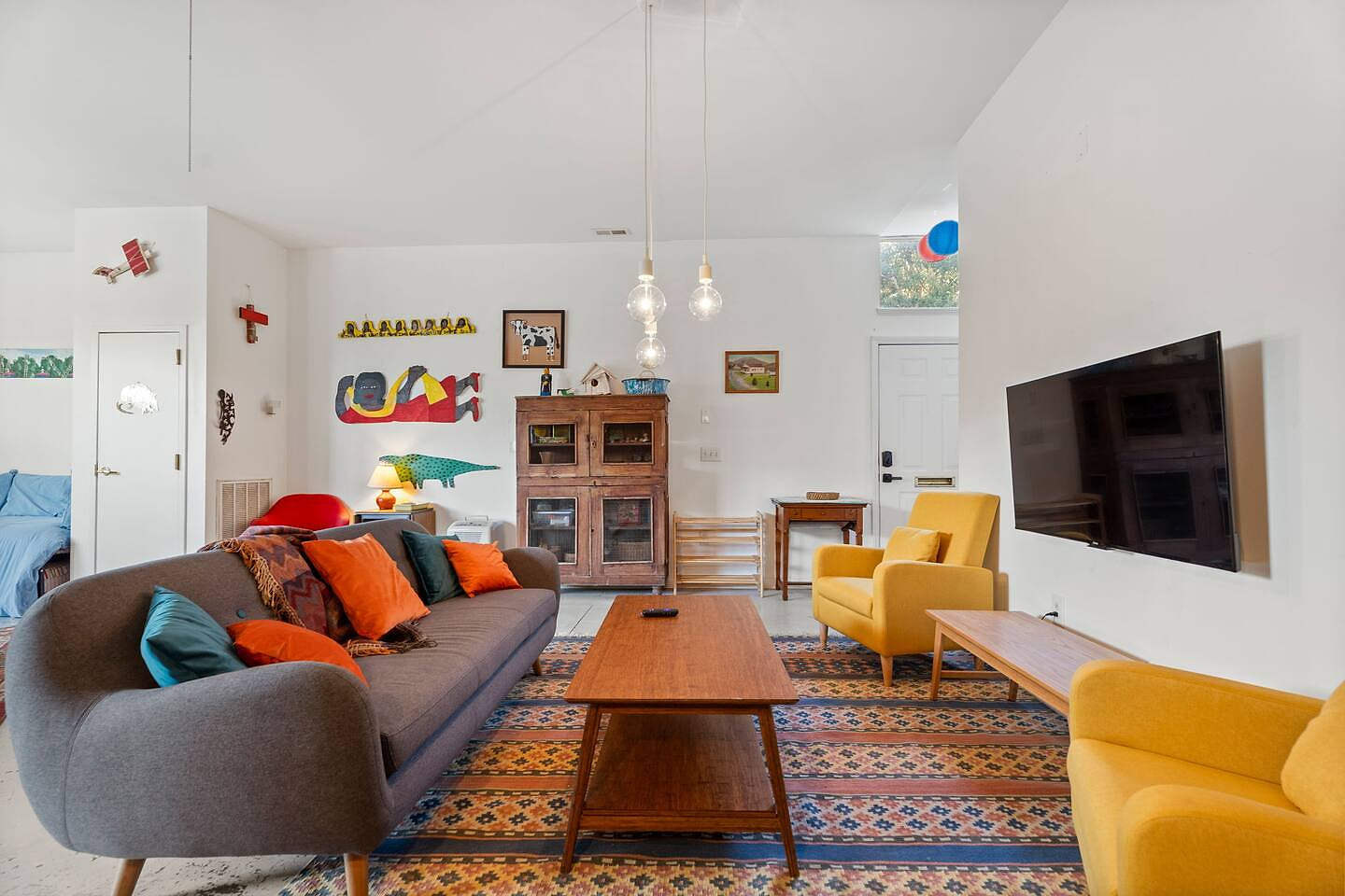 Walkable Downtown Stay | Pet-Friendly & Spacious