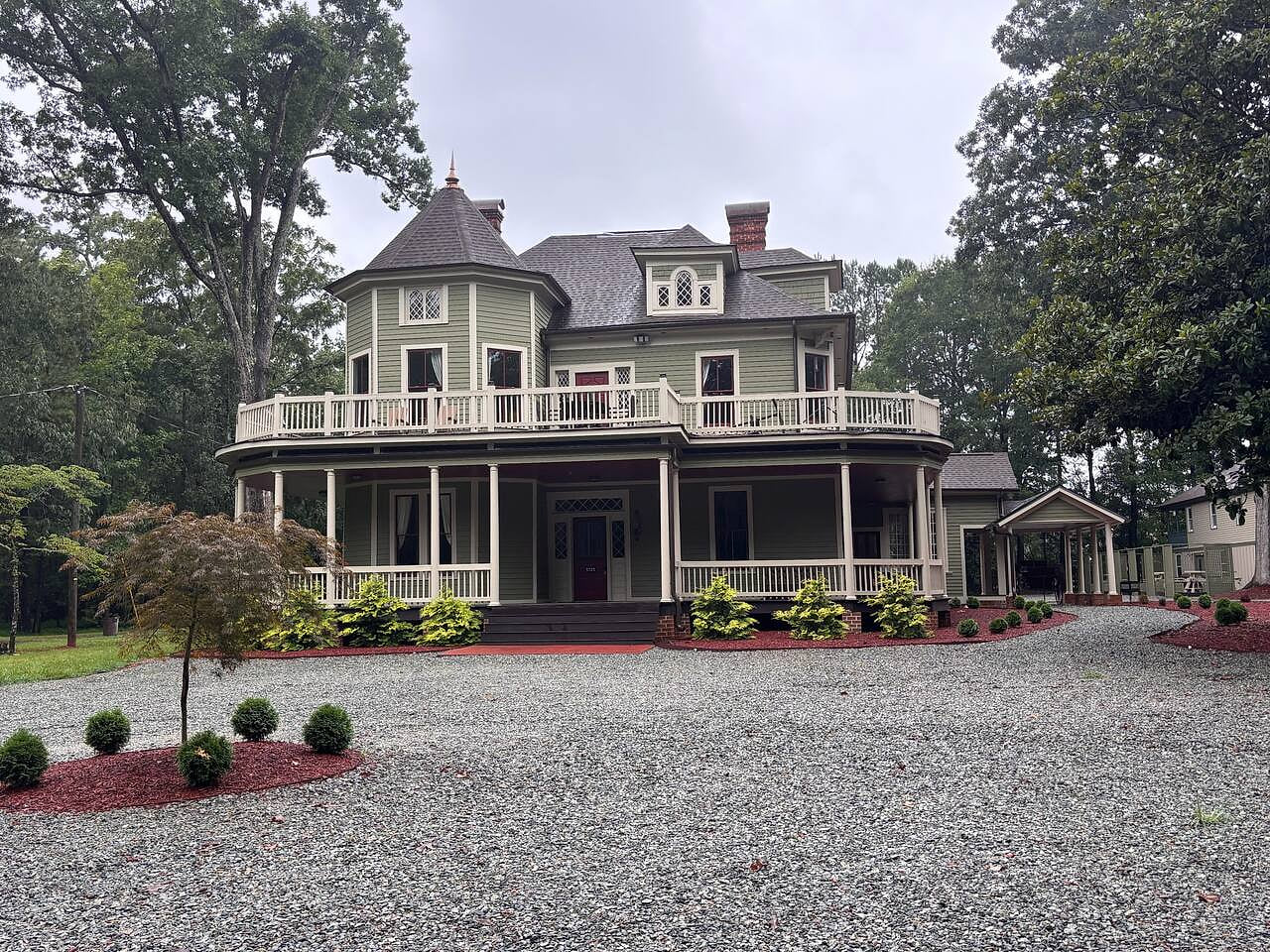 Victorian Gem, rec rm, big yard, mins to downtown