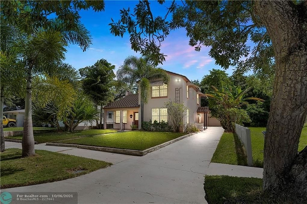 Main House Entrance To Garage In Back If Needed
