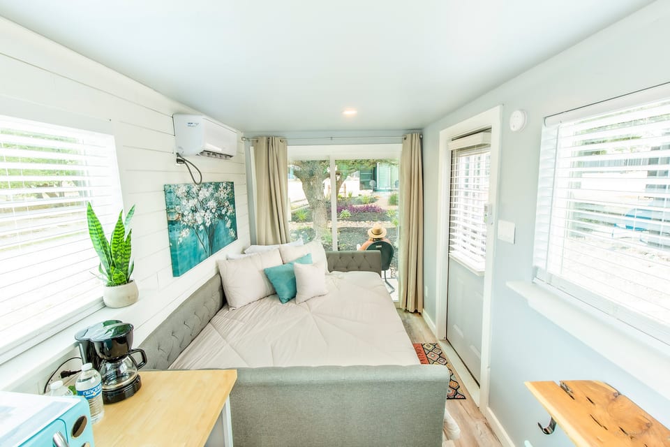 5 Container Homes - Sleeps up to 10! - Blanco County