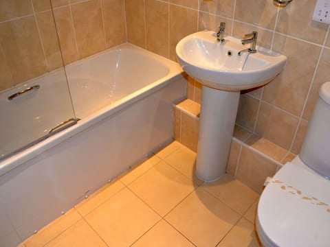 Modern eingerichtete Ferienwohnung in der ersten Etage mit Panorama-Meerblick v