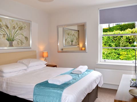 Modern eingerichtete Ferienwohnung in der ersten Etage mit Panorama-Meerblick v