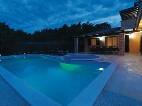 mit Pool, Whirlpool, Terrasse und Garten