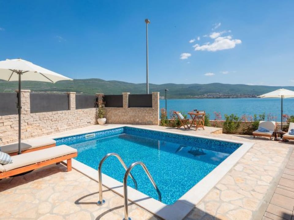 Villa frente a la playa Noa con piscina climatizada - Pridraga
