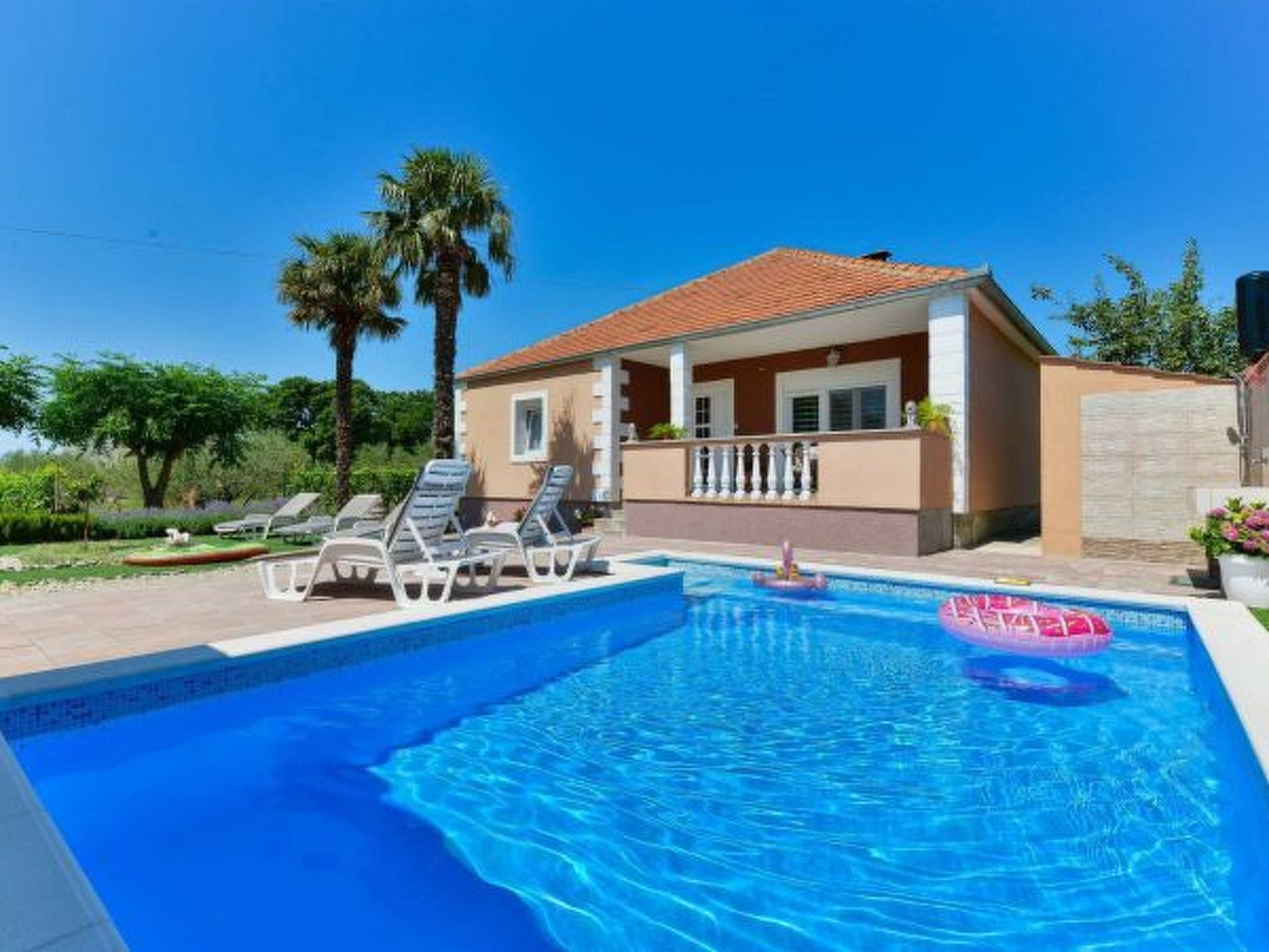 Holiday House Meri with pool
