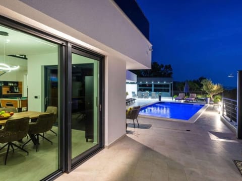 Villa Royal Hill with pool