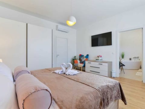 Villa First Hill with heated pool