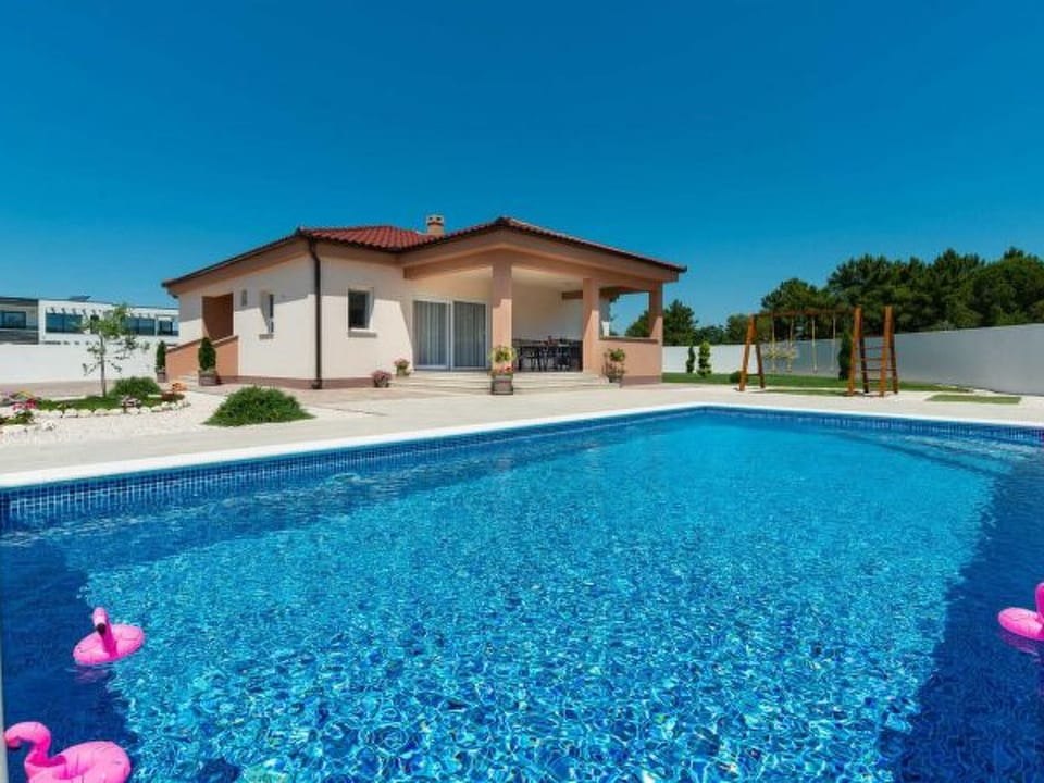 Villa First Hill avec piscine chauffée - Nin