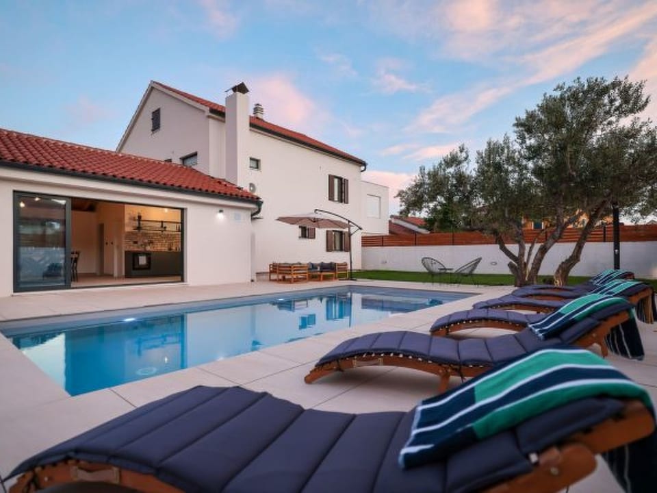 Villa Marta with heated pool and traditional taver - Debeljak