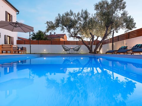 Villa Marta with heated pool and traditional taver
