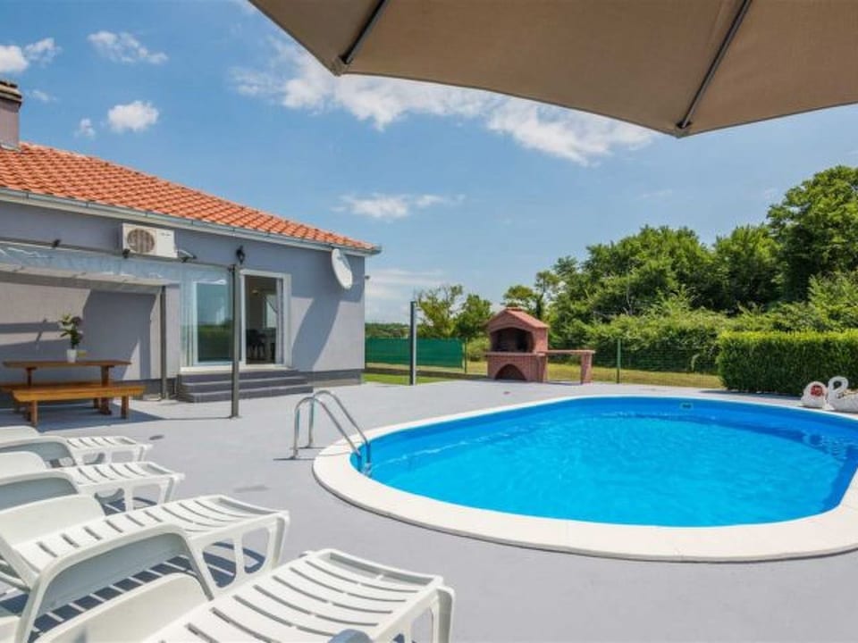 Maison de vacances Flora avec piscine - Crno