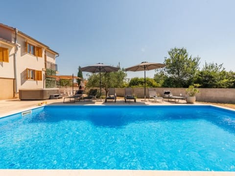 Holiday house Tina with jacuzzi and pool