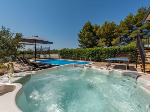 Holiday house Tina with jacuzzi and pool
