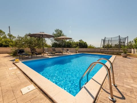 Holiday house Tina with jacuzzi and pool