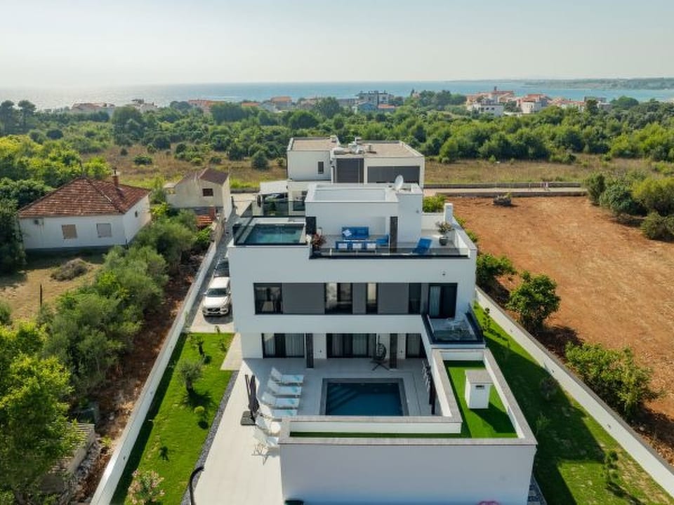 Villa Elena avec deux piscines et un spa - Nin