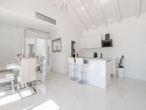Luxurious villa Bright with pool